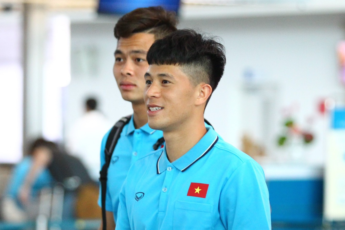 Duc Chinh, Dinh Trong va dan cau thu U23 check-in sang Thai Lan hinh anh