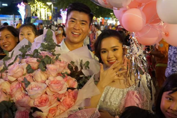 Dong doi, dan mang chuc mung Duy Manh cau hon thanh cong ban gai hinh anh