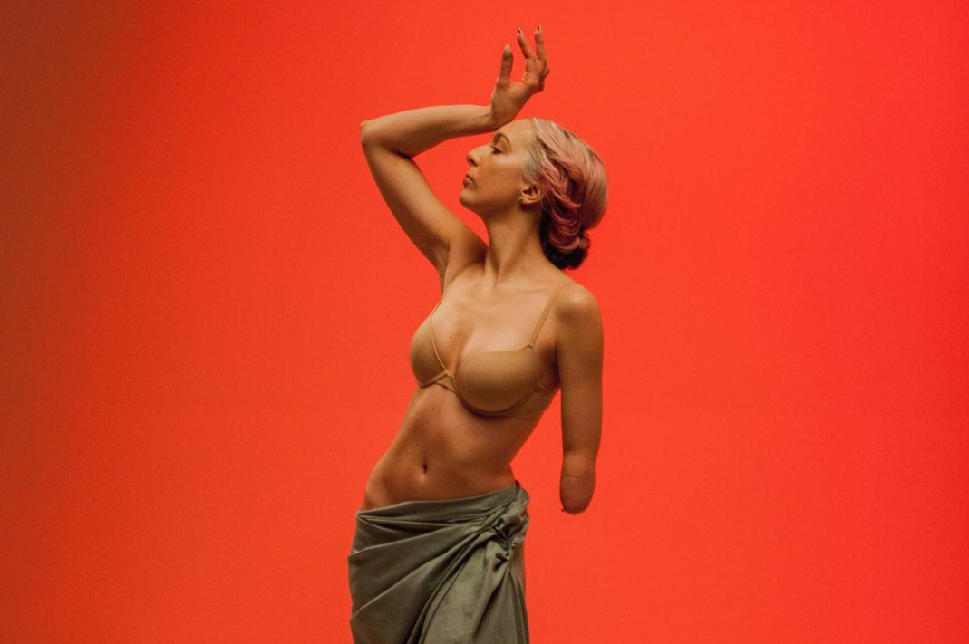 Co gai mat mot tay, bi goi la quai vat tro thanh nguoi mau hinh anh