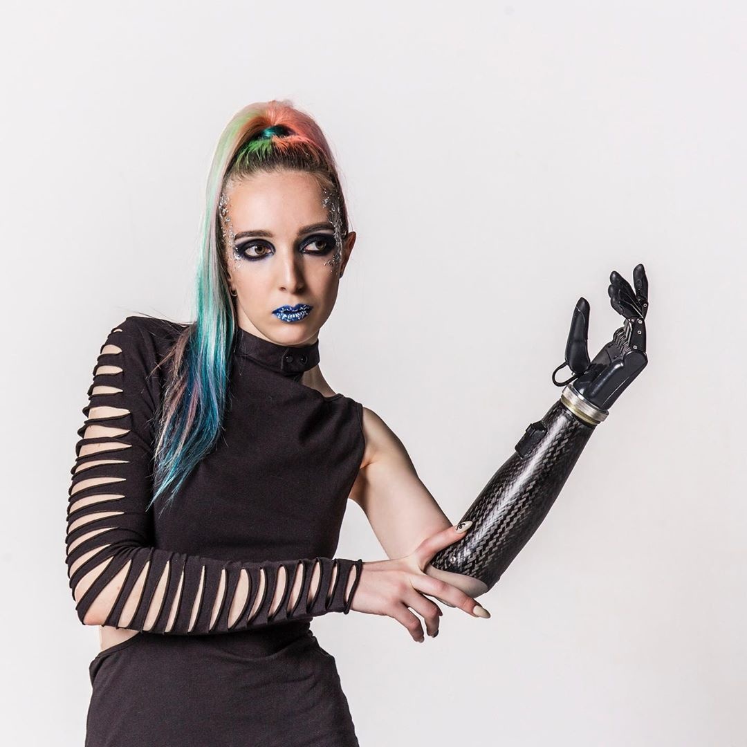 co gai cut tay lam nguoi mau anh 4