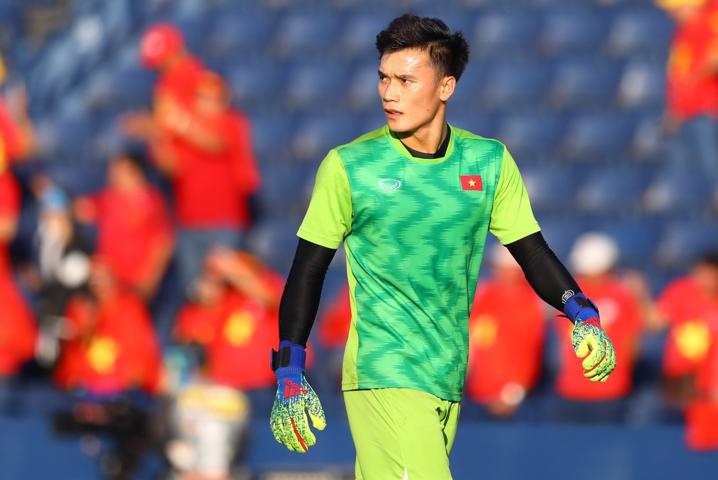 Anh che thu mon Bui Tien Dung lan xa trong tran hoa U23 UAE hinh anh