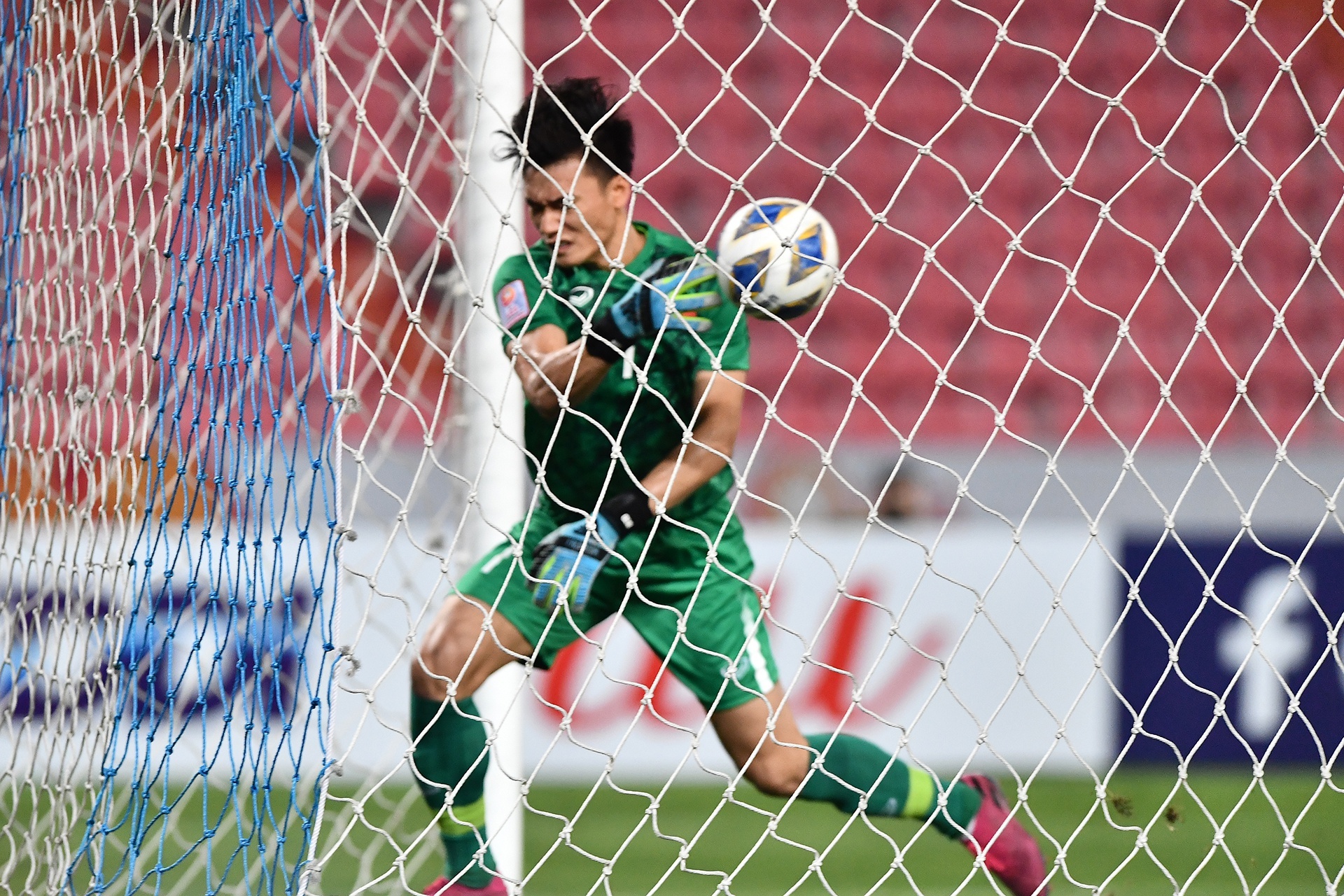 Trung ve Bui Tien Dung nhan U23: 'That bai de truong thanh hon' hinh anh