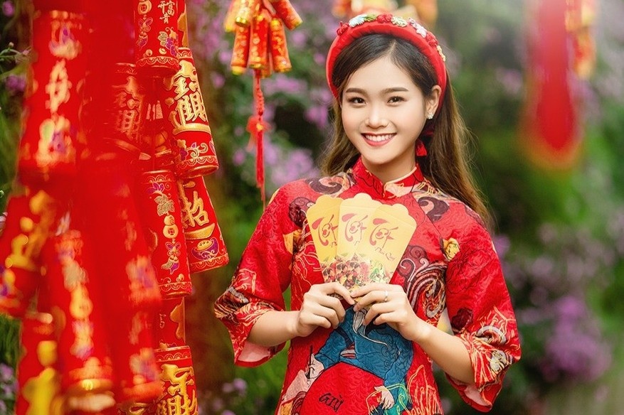 Vi sao khi chuc Tet bat buoc phai li xi nguoi gia, tre nho hinh anh