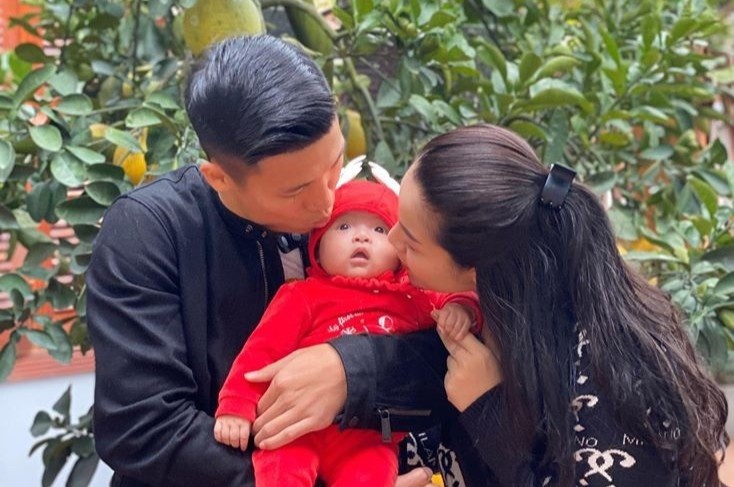 Hoang Duc di le chua, Bui Tien Dung tinh cam ben vo con mung 3 Tet hinh anh