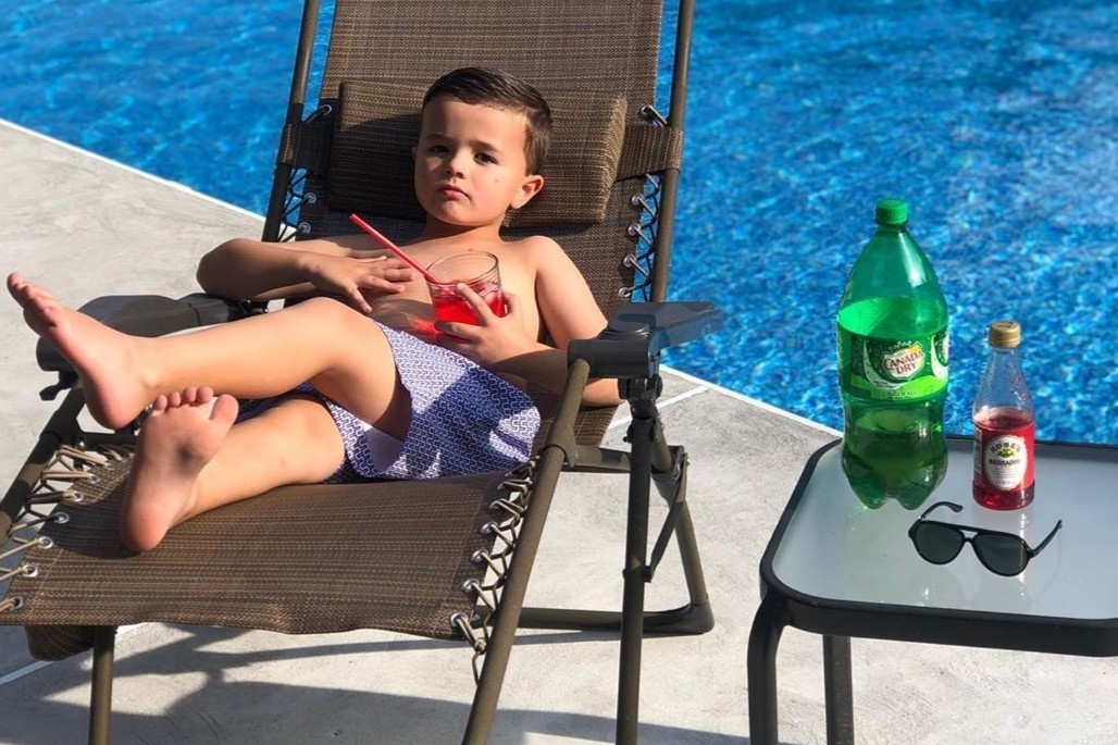 Cau be 6 tuoi co hon 100.000 follow chi nho review do uong hinh anh