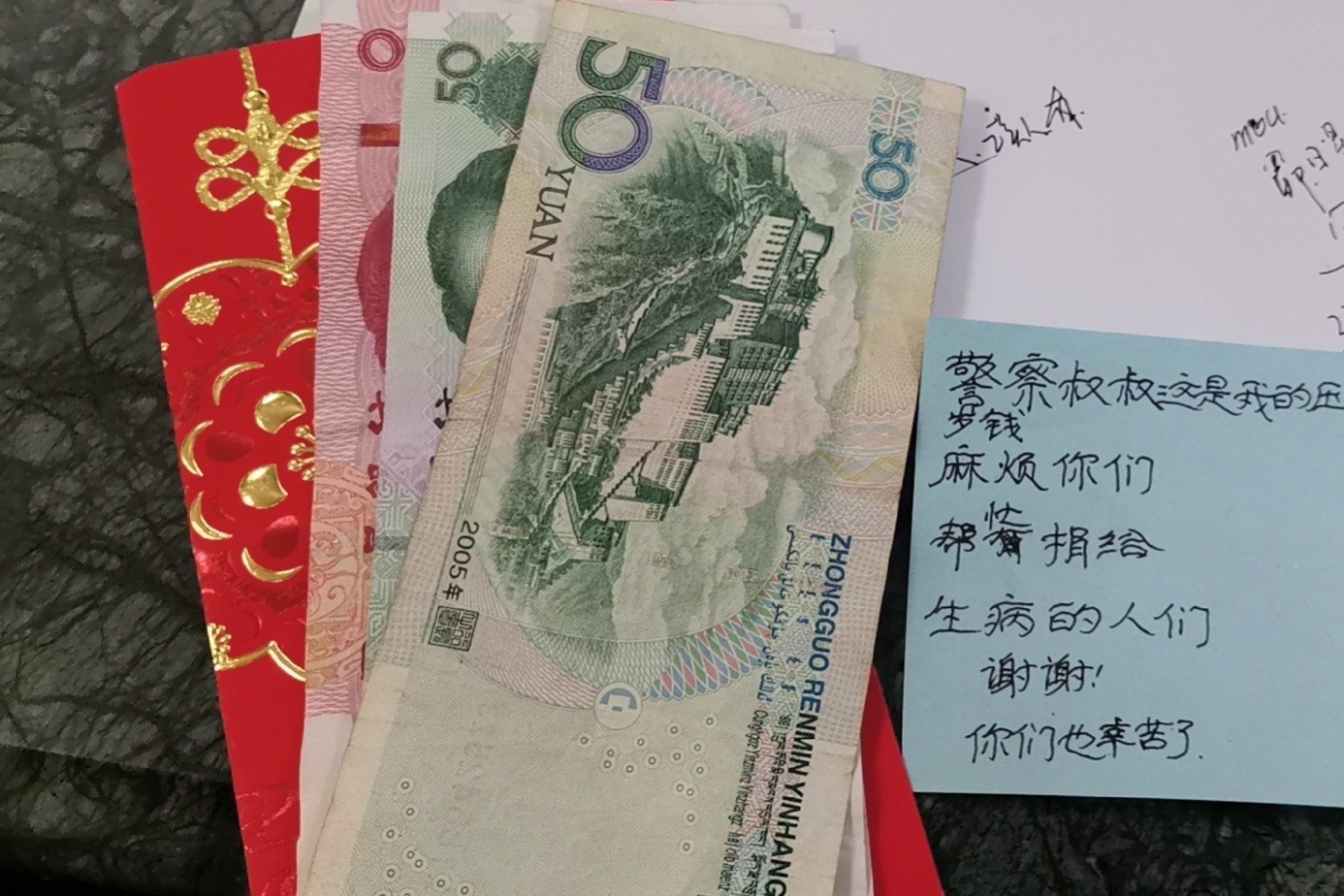 Cau be Trung Quoc tang toan bo tien mung tuoi de chong virus corona hinh anh