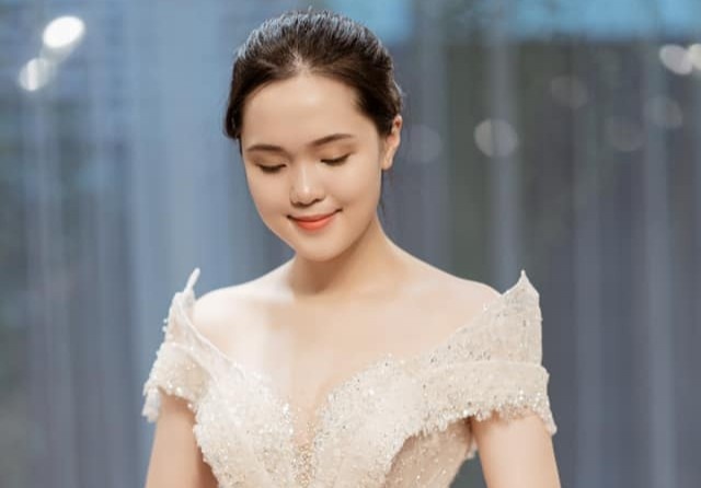 Quynh Anh khoe vay cuoi duoc Duy Manh tang rieng truoc ngay ket hon hinh anh