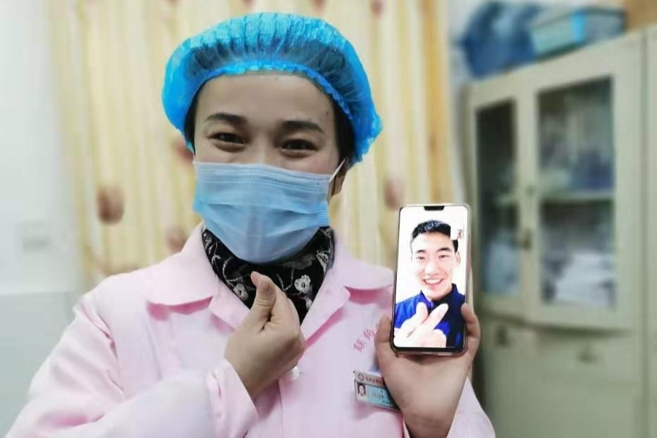 Dam cuoi qua video call vi bi ngan cach boi virus corona hinh anh