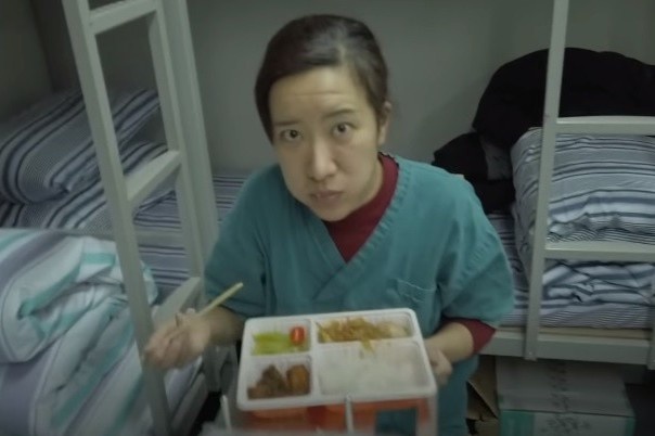 Bua an voi va giot nuoc mat cua cac y bac si Vu Han chong dich corona hinh anh