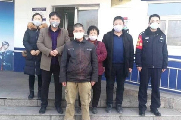 Tim duoc con trai that lac 8 nam nho dich cum corona hinh anh