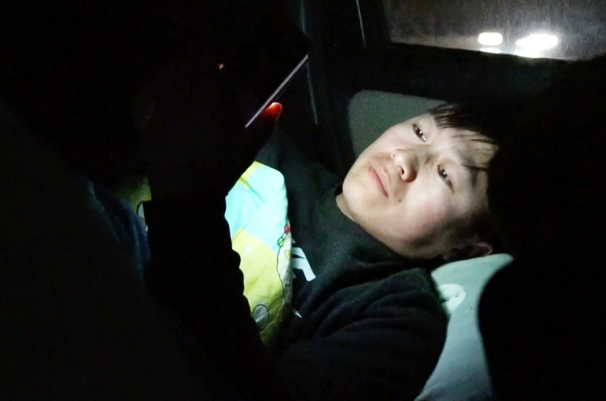 Shipper ngu tren xe, khong dam vao nha vi so lay corona cho gia dinh hinh anh