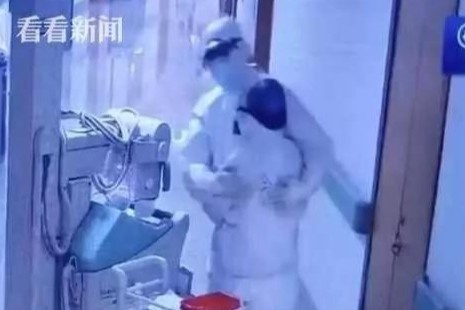 Vo chong bac si khong nhan ra nhau vi mac kin do bao ho khi chong dich hinh anh