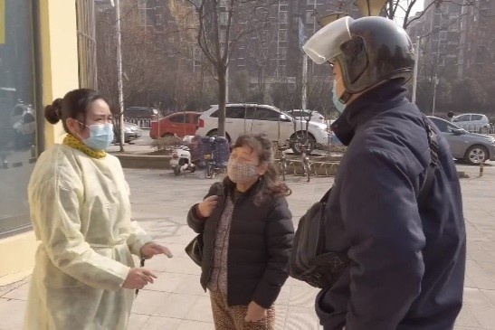 Nhung 'chien binh' tham lang ben ngoai benh vien chong dich corona hinh anh