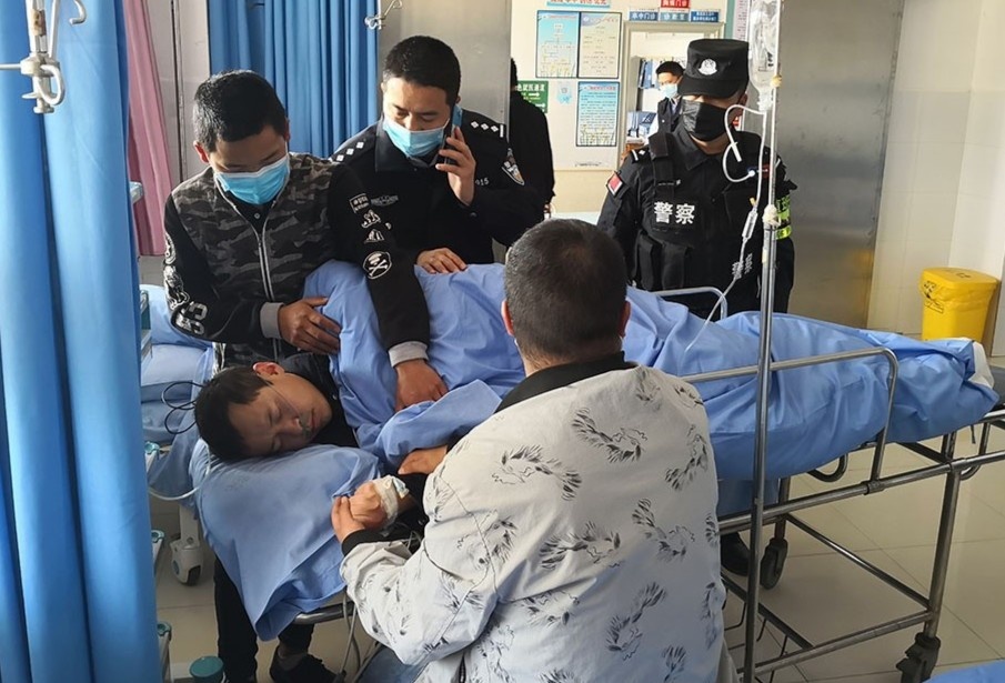 Canh sat Trung Quoc kiet suc den ngat xiu khi lam viec giua mua dich hinh anh