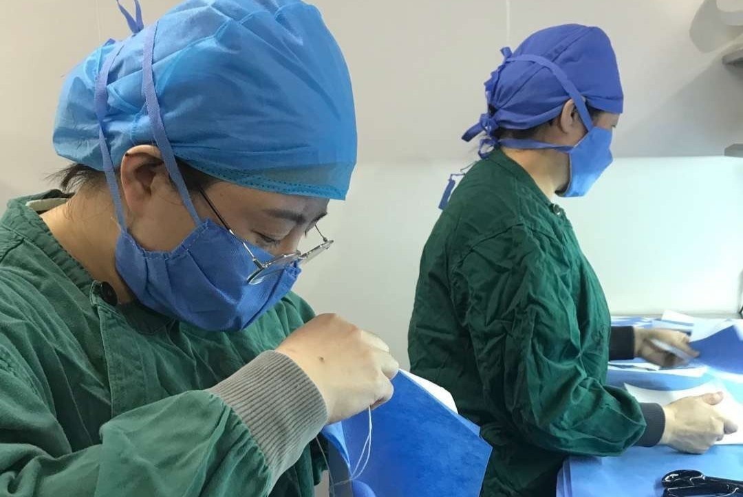 Y bac si thanh tho may, tu lam khau trang chong dich corona hinh anh