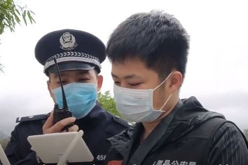 Canh sat dung may bay khong nguoi lai phat khau trang cho dan hinh anh