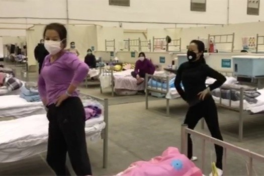 Nguoi dan Trung Quoc nhay aerobic, choi rubik trong khu cach ly corona hinh anh