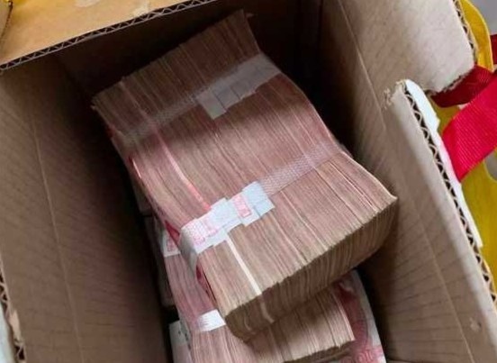 Cu ong mang thung tien mat 500.000 nhan dan te di ung ho Vu Han hinh anh