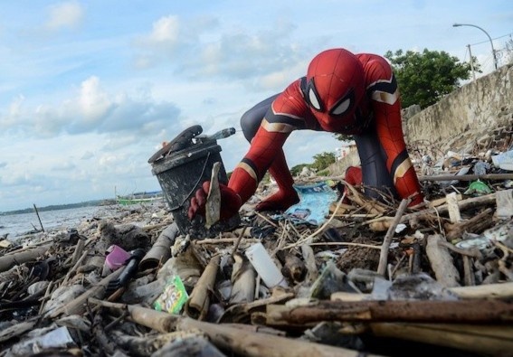Nguoi dan ong mac do Spiderman, don rac tren duong pho Indonesia hinh anh