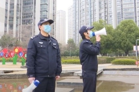 Canh sat Trung Quoc thong bao nguoi dan phong dich bang 4 thu tieng hinh anh