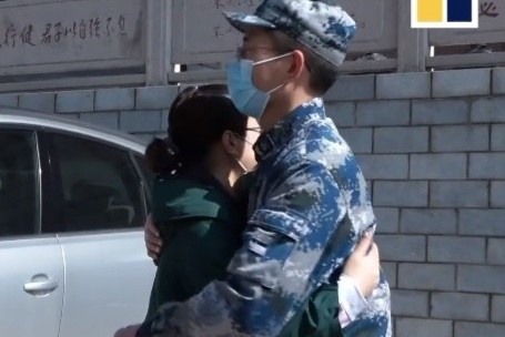 Vo xa chong, me xa con va su hy sinh cua y bac si tuyen dau chong dich hinh anh