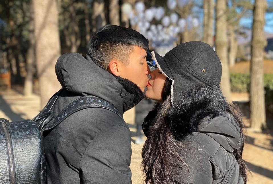 Bui Tien Dung 'sen sua' voi vo, Duc Chinh doi qua Valentine ban gai hinh anh