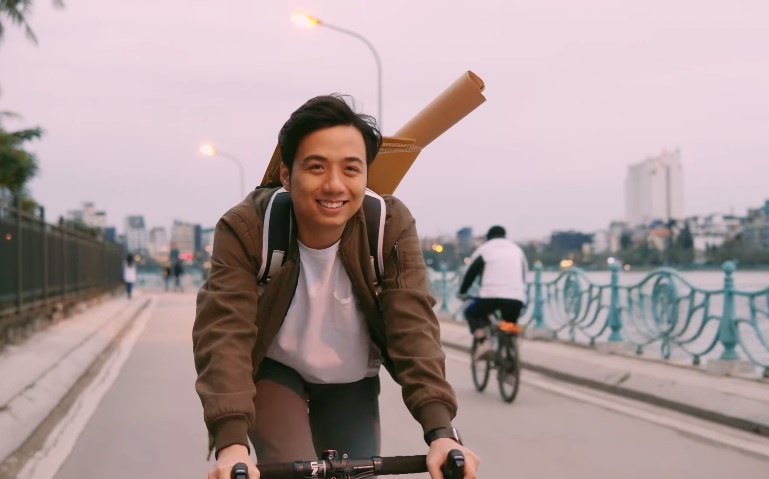 He Always Smiles tro lai anh 1