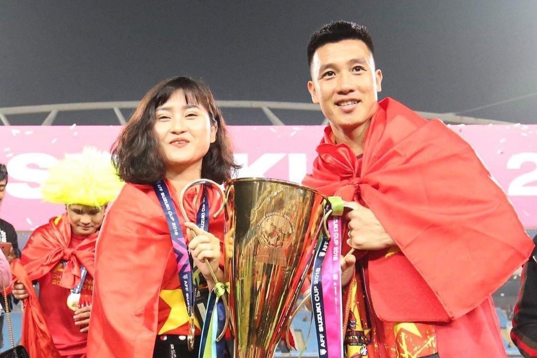 Ban gai tien ve Huy Hung phan phao antifan khi bi noi an bam ban trai hinh anh