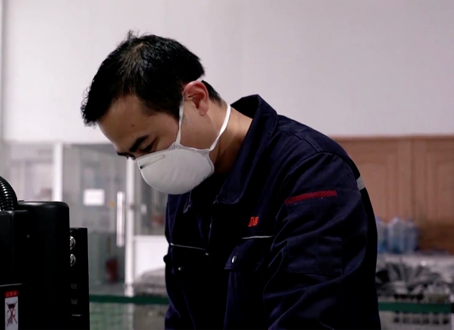 Ngu 2 tieng/ngay, mot minh san xuat thiet bi khu trung cho Vu Han hinh anh