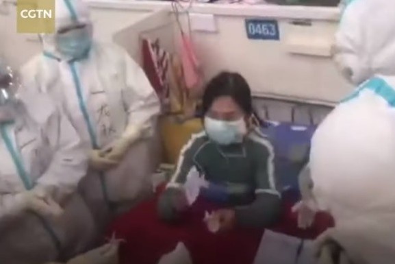 Y bac si hat mung sinh nhat, tang qua benh nhan nhiem virus corona hinh anh