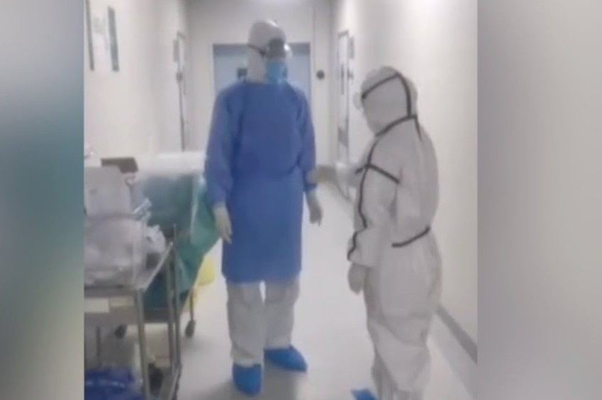 Vo chong bac si khong dam om nhau o benh vien vi so virus corona hinh anh