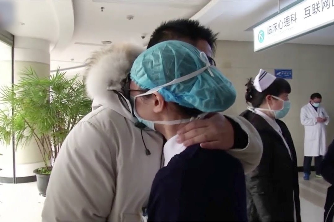 Moi lay vo duoc mot ngay da len duong den Vu Han chong dich hinh anh