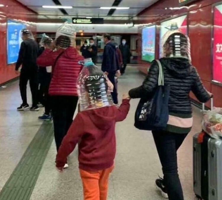 mặc áo mưa chống dịch covid-19 ảnh 2 mac ao mua chong dich covid-19 anh 2