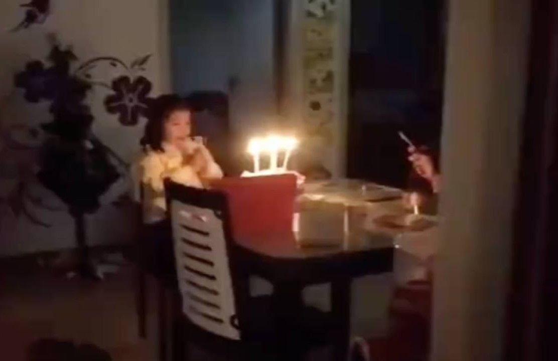 Bac si nghen ngao hat mung sinh nhat con gai tu xa, khong dam om con hinh anh