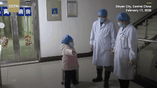 Be gai 5 tuoi nhay mua cam on bac si sau khi khoi cum corona hinh anh