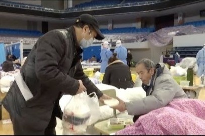 Cung cach ly vi corona, canh sat van phuc vu nguoi dan trong benh vien hinh anh