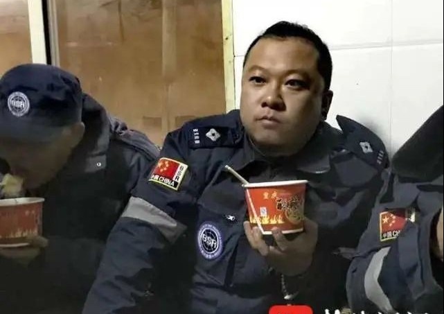 Tinh nguyen vien qua doi khi dang van chuyen vat tu y te toi Vu Han hinh anh