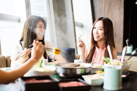 Nguoi phuc vu bit kin nguoi khi ban lau vi so virus corona hinh anh