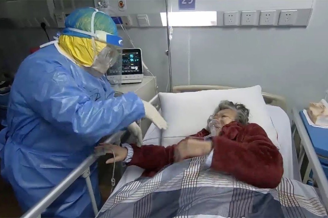 Y ta huong dan cu ba khiem thinh nhiem Covid-19 bang ngon ngu ky hieu hinh anh