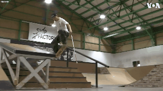 Chang trai khiem thi vua do duong vua truot van dieu luyen hinh anh