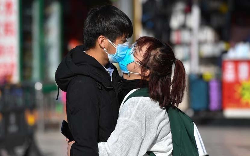 không ôm hôn phòng dịch covid-19 ảnh 1 khong om hon phong dich covid-19 anh 1