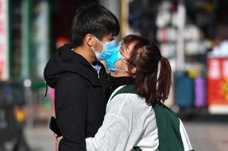 Nen cam hon nhau va dung cham than mat de ngan lay lan Covid-19? hinh anh