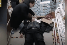 Bac si thuc hien hoi suc tim phoi cho cu ong giua cho hinh anh