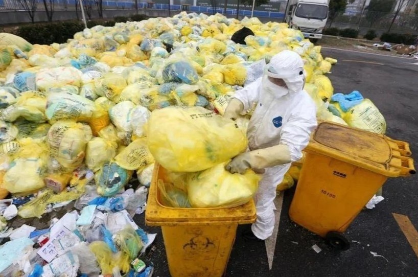 Nguy hiem rinh rap nhan vien xu ly rac y te cua benh nhan Covid-19 hinh anh