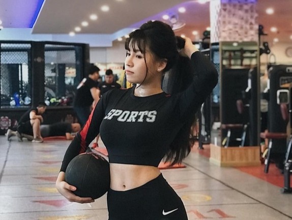 Yen Xuan khuyen phu nu hoc vo truoc vu co gai bi danh trong thang may hinh anh