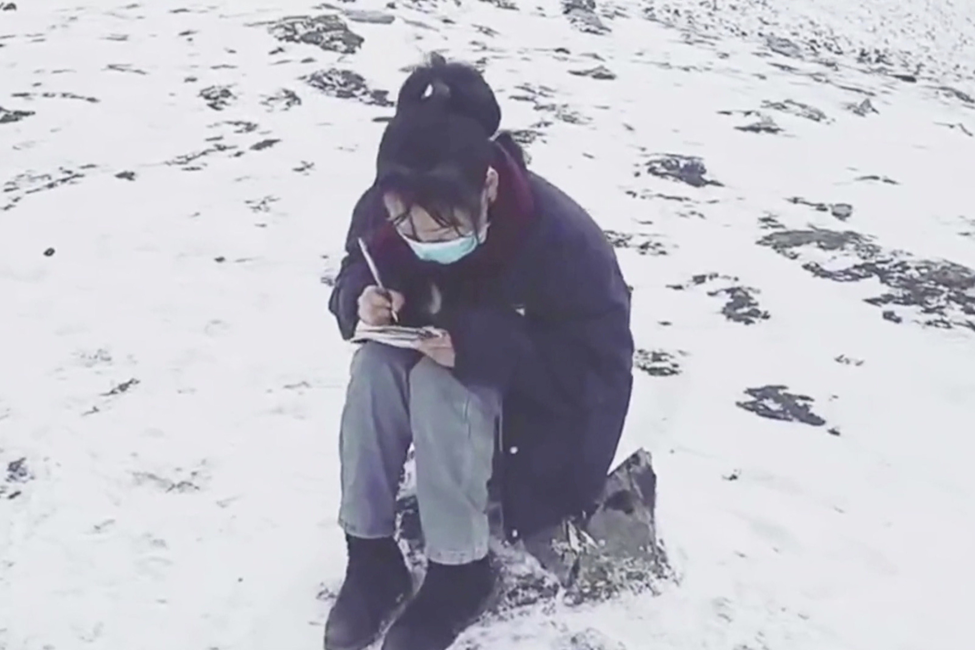 Ngoi 4 tieng giua nui tuyet de bat song hoc online vi Covid-19 hinh anh