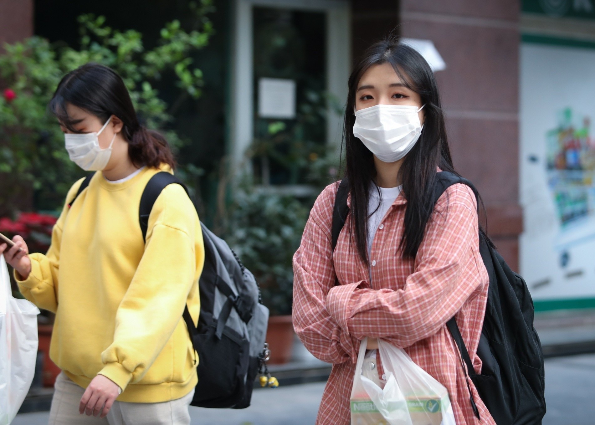 Du hoc sinh ve tu Han bat ngo bi chui boi, do toi khong di cach ly hinh anh