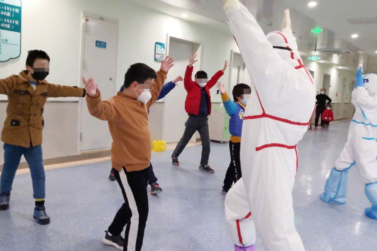 Y ta Vu Han tro thanh giao vien day nhay cho benh nhi Covid-19 hinh anh