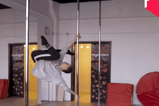 Chang trai Nga mac gia dinh ngan can, theo duoi dam me mua cot hinh anh