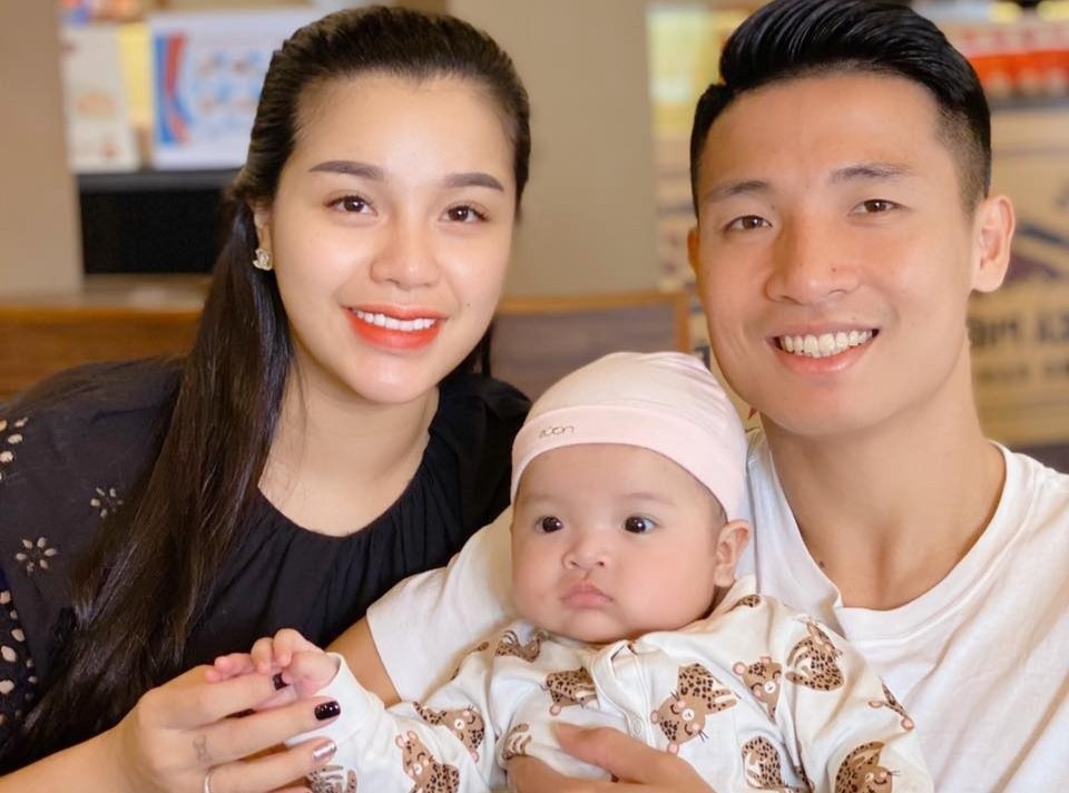 Thanh Chung tang me xe may, Tien Dung khoe anh gia dinh dip 8/3 hinh anh